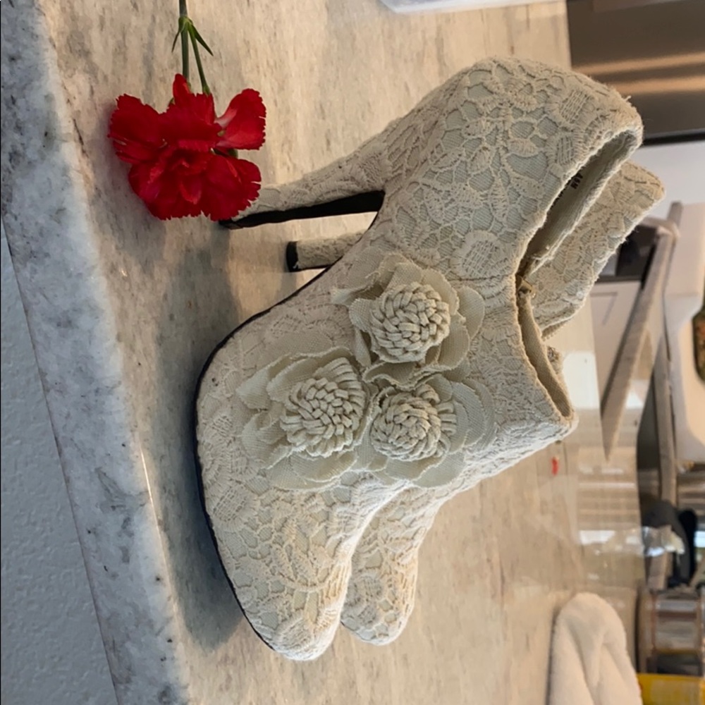 Never worn lace vintage style heels